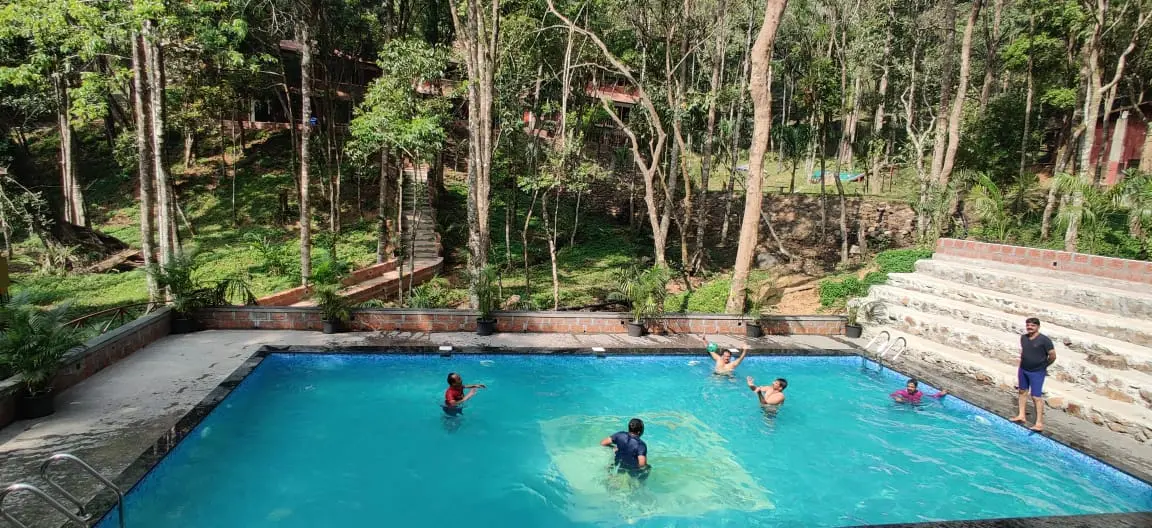 /images/gallery/swimming_pool2.webp